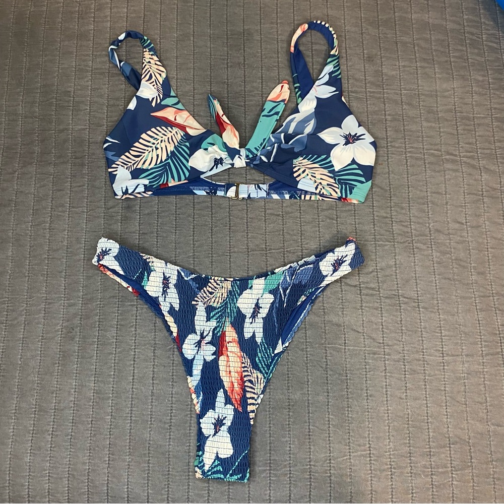 Hollister Floral Bikini 👙 Top + bottom - Picture 2 of 11